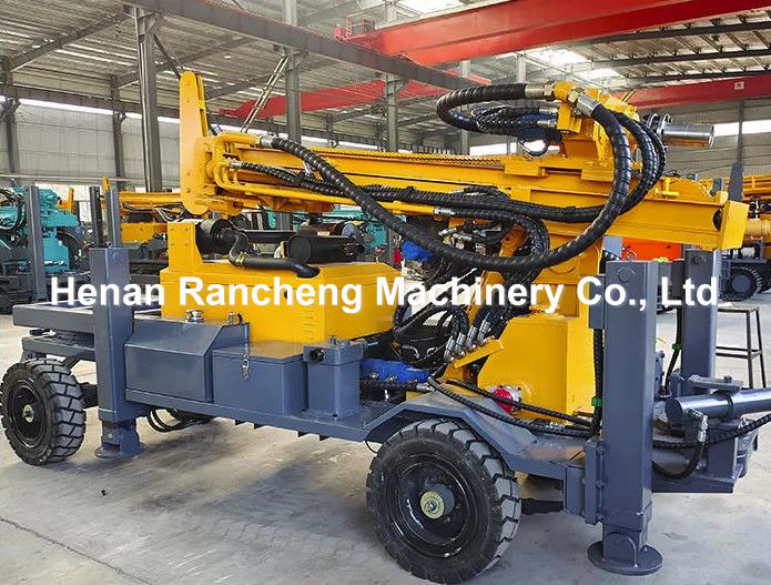 Máy khoan lỗ cao hiệu quả bốn bánh xe kéo gắn máy khoan lỗ 220m Độ sâu 65KW động cơ mạnh mẽ