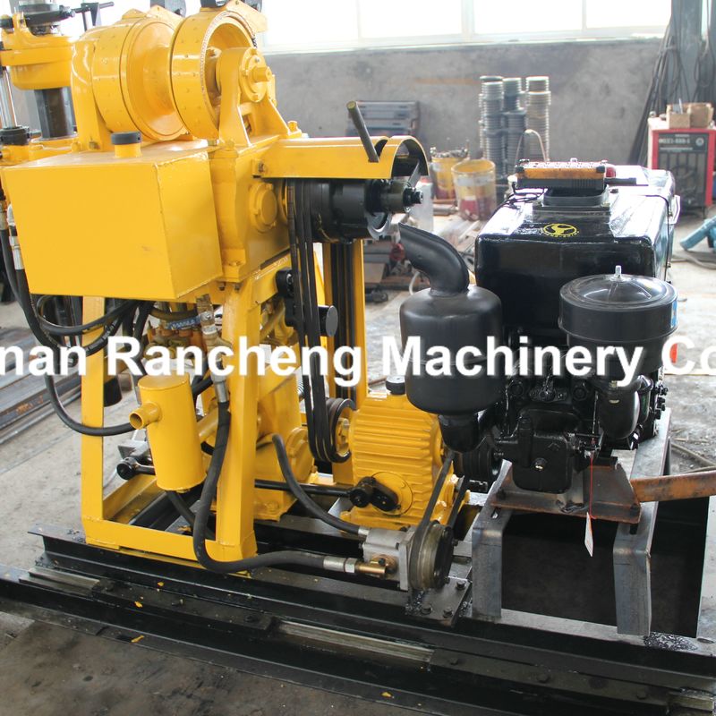 Máy khoan lỗ nhỏ linh hoạt cho độ sâu lên đến 200m với hệ thống thủy lực